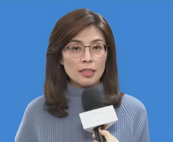 郑丽文的后背，插满了自己人的刀！她一个人在前线硬刚绿营，她所谓的队友却在背后疯狂