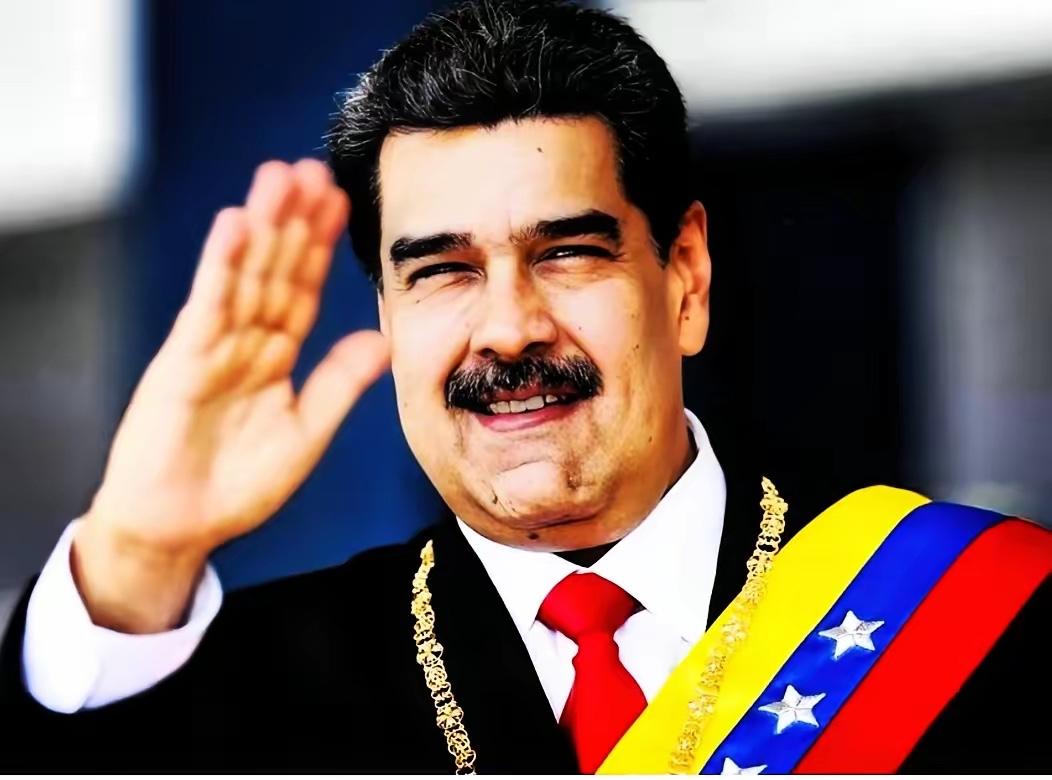 这马杜罗确实是个狠角色，不得不服！你想想看，对面那帮人又是搭台又是架机位，整整忙