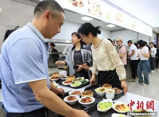 评区政府食堂五一向游客开放：这是个好事也会有争议的时代