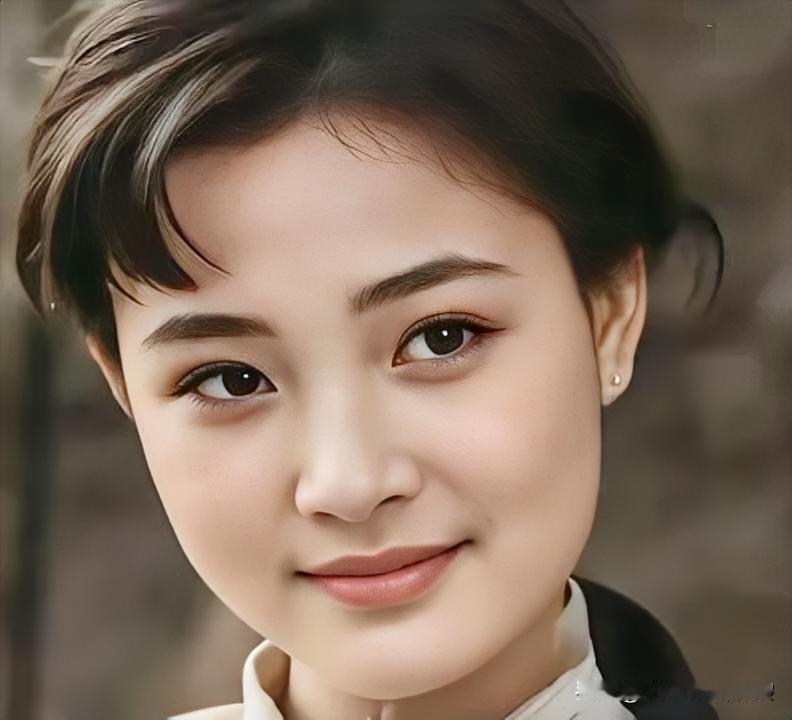 时尚穿搭眉眼如画，浅笑温婉，岁月安然静美。