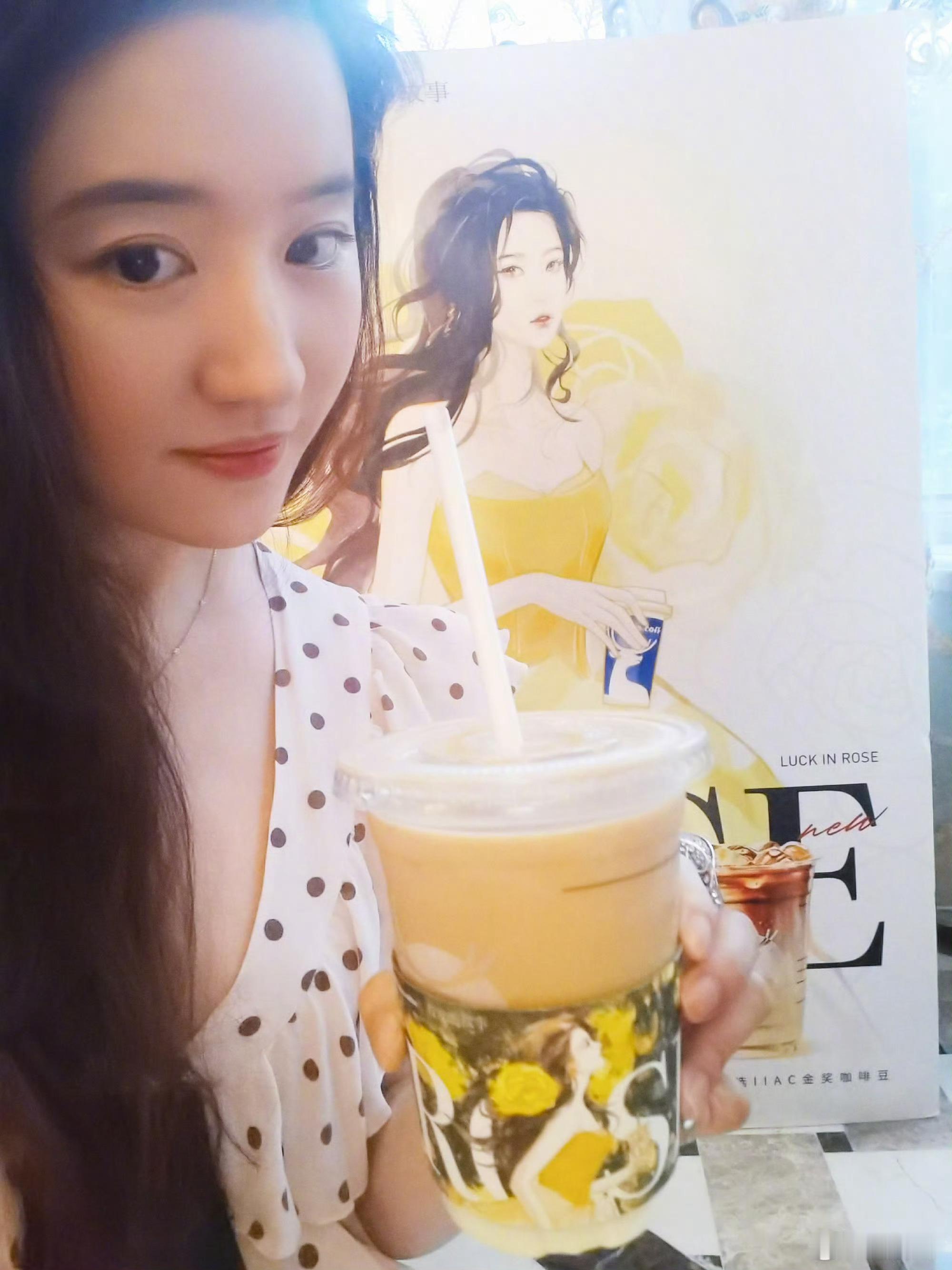#刘亦菲自拍水平二十年如一日#比我宝颜值更稳定的是她的拍照水平📷咱就是说下次可