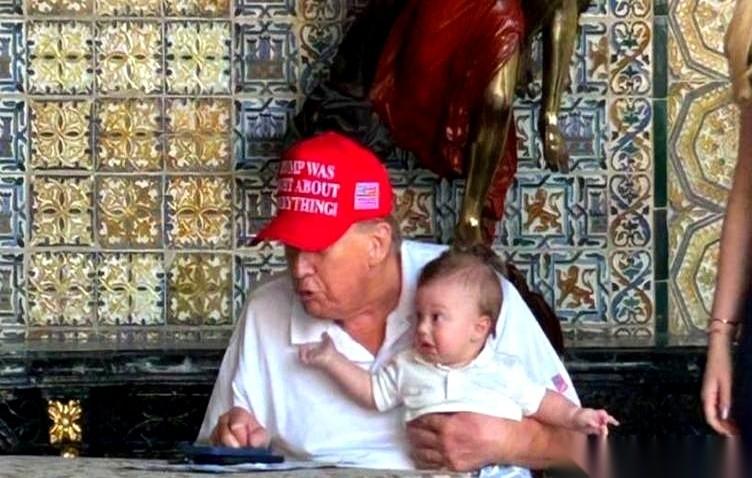 “我祖父和亚历山大正在努力工作。”
看到这张照片的配文，我差点没笑出声。
努力工