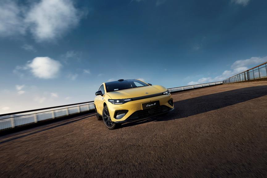 对于当下年轻消费者来说，一台真正的运动轿跑，不止于一个炫酷的外形，还必须拥有过硬