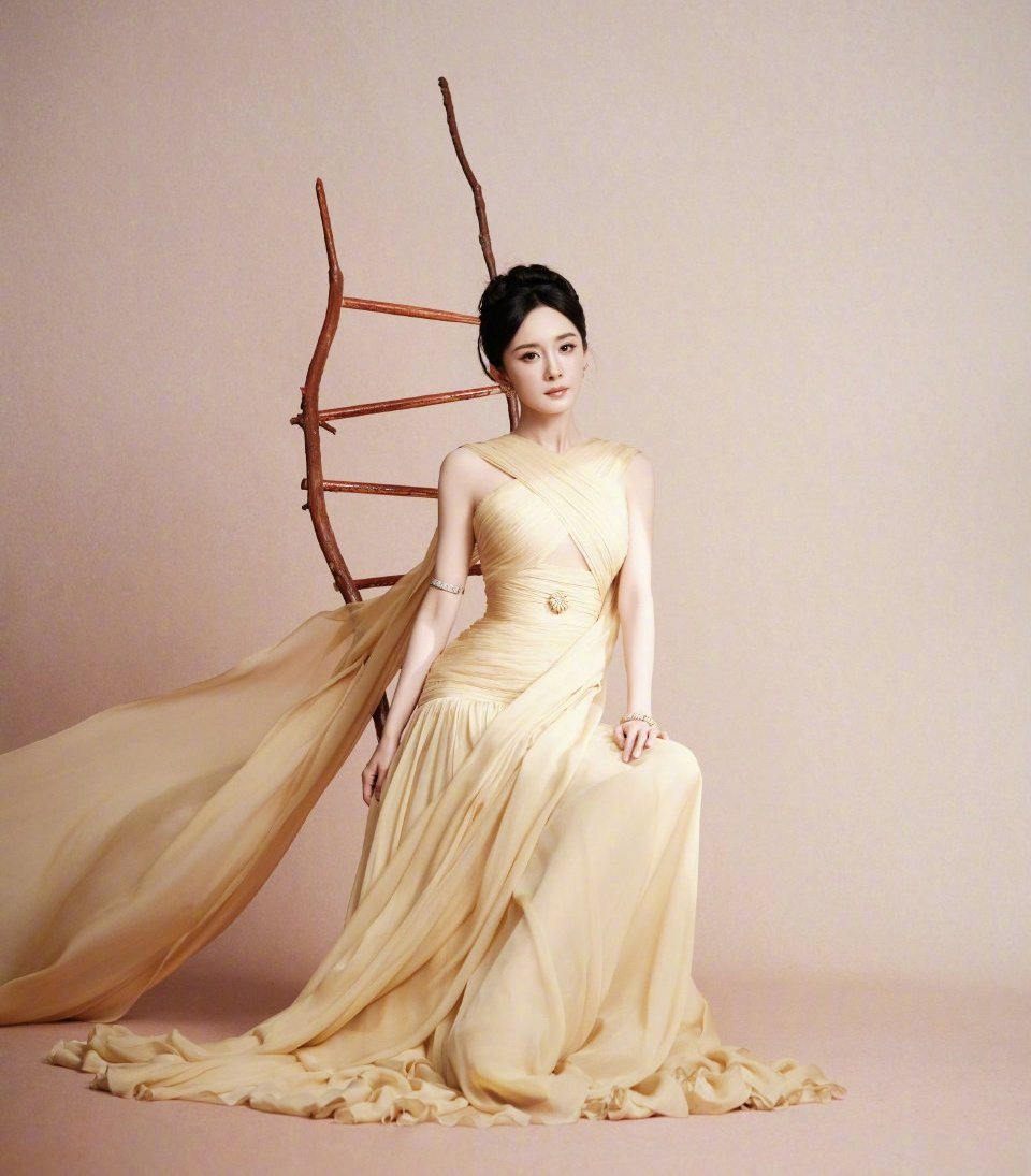 杨幂祖海慕拉高定 祖海穆拉的高定裙装，本就带着殿堂级的艺术质感，而杨幂的诠释，更