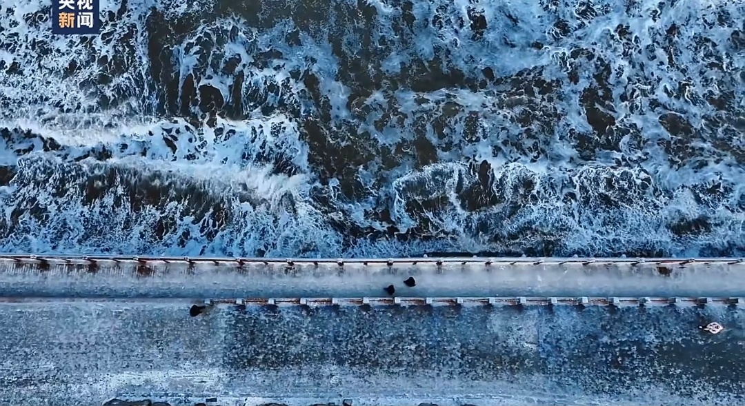 威海海边冻住了今天还说，冬天这么冷大威海估计要么暴雪，要么冻住了。。 