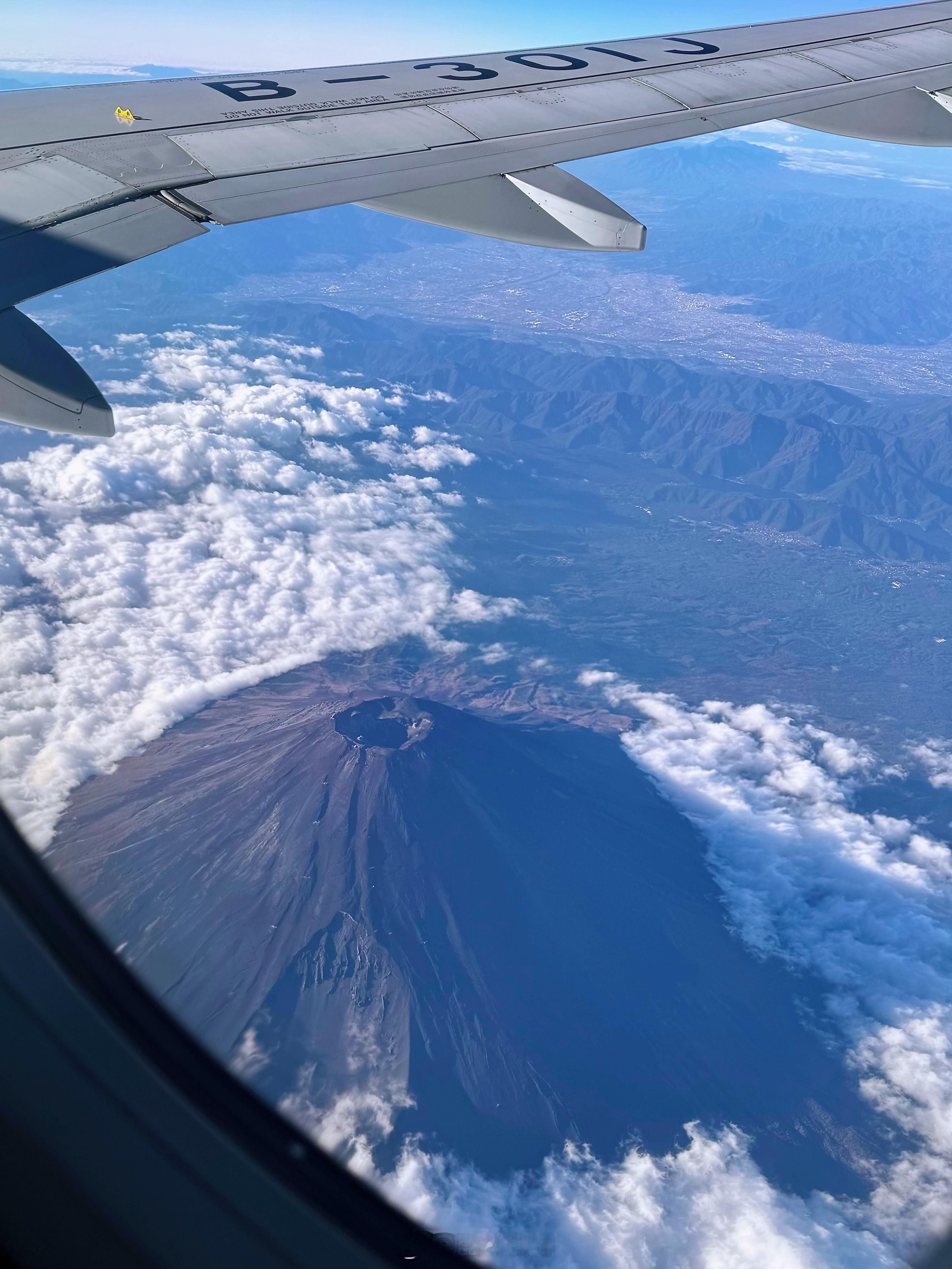 东京成田飞广州的拍照小tips飞机会从富士山的南边飞过，所以提前选座选右边，避开