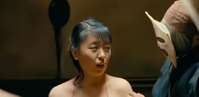 这位损失有点大
露了那么多
还没有火起来
只能用为了艺术来安慰自己了