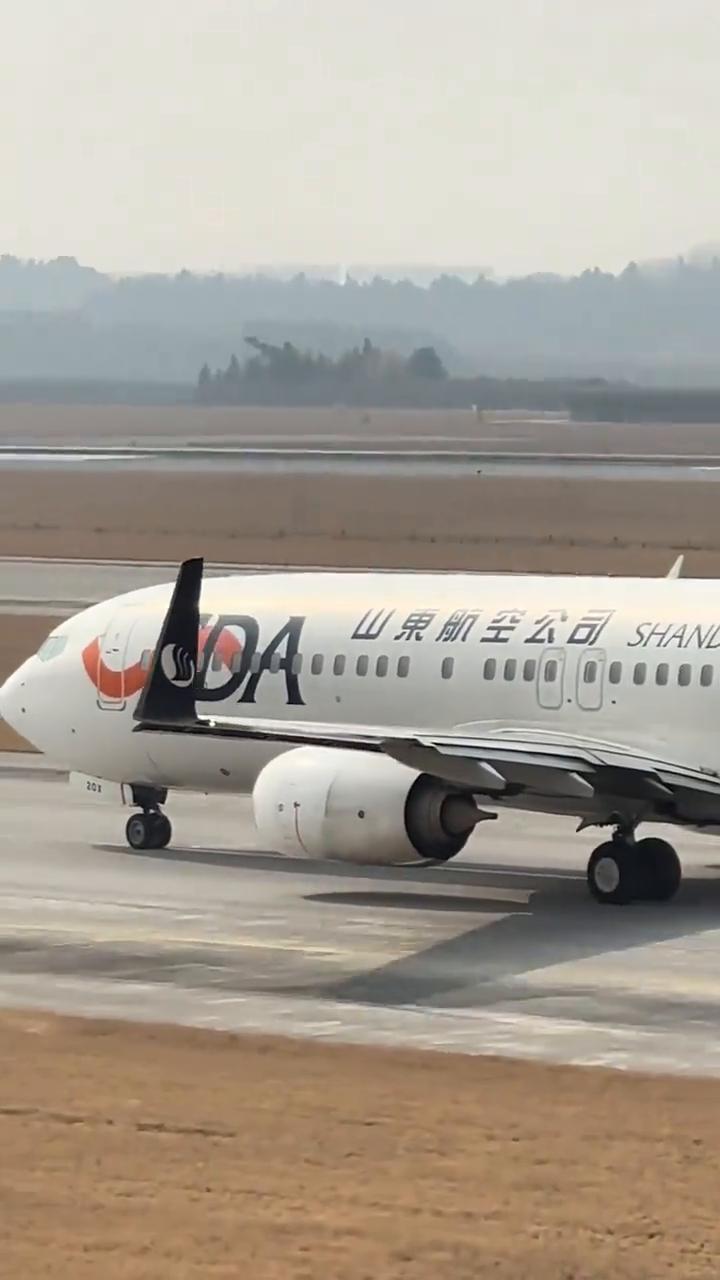 山东有多硬核？带你看起飞全过程。
前面调个头，对准跑道一飞冲天。搭载170位旅客