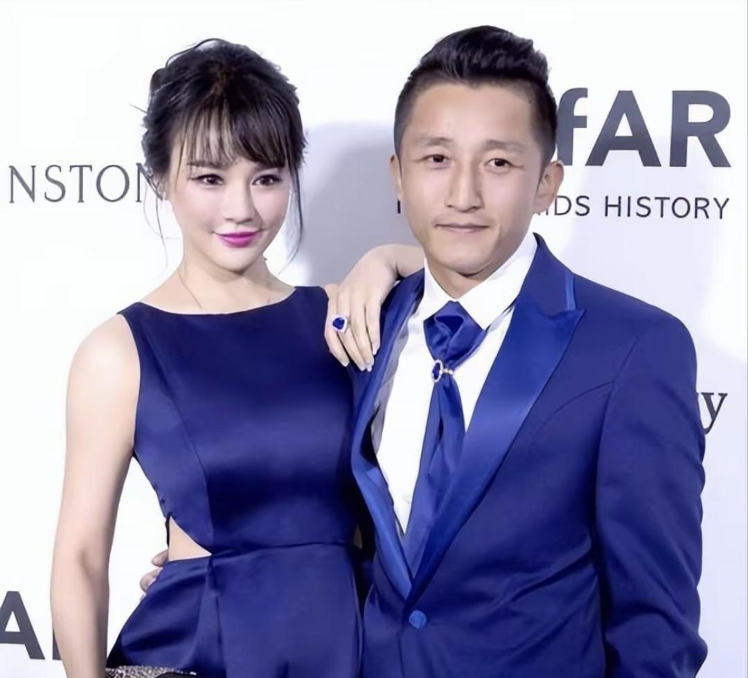 冉莹颖最后一次在镜头前提“离婚”，是在俩人赔光上亿身家之后。
这事挺有意思。把家