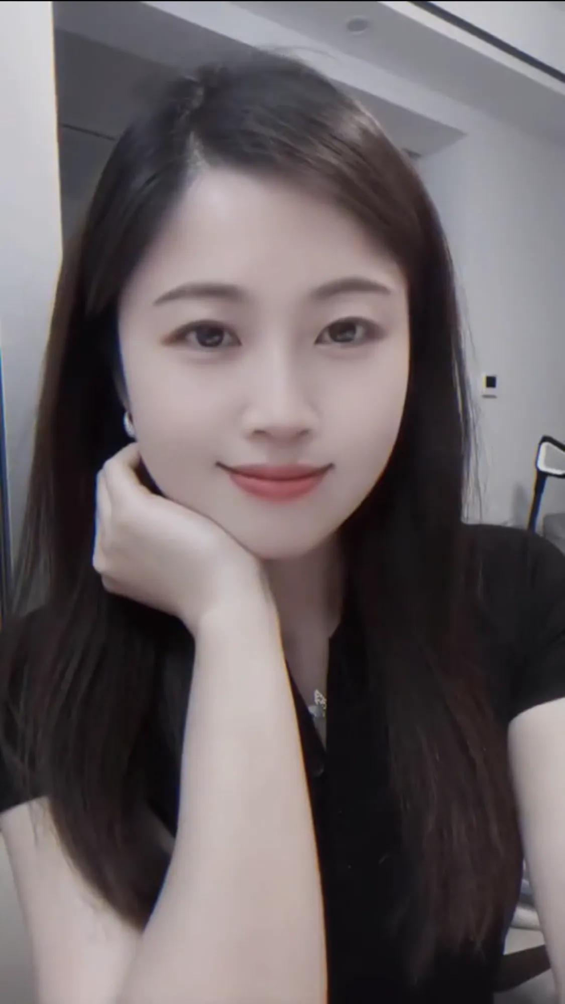 不论是情人还是爱人之间，都不要无缘无故的冷落对方，哪怕你有意而为之的使点小性子，