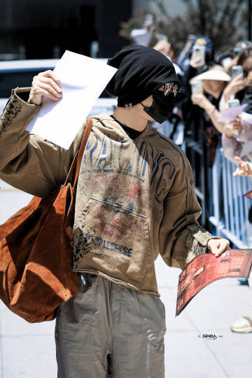 偶遇侯明昊发传单线下逛街意外偶遇侯明昊派发雀骨宣传传单，全程自己递传单、讲剧情，