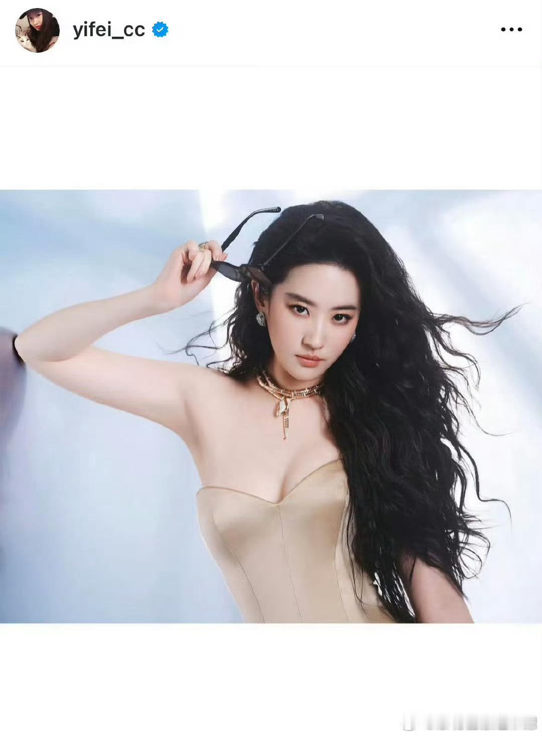 刘亦菲ins更新嘉人大片 刘亦菲ins更新嘉人大片～黑色短夹克➕金色亮片连衣长裙
