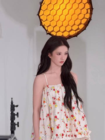 刘些宁碎花抹胸吊带刘些宁完全花仙子刘些宁这套碎花抹胸吊带造型也太好看了，满屏清新