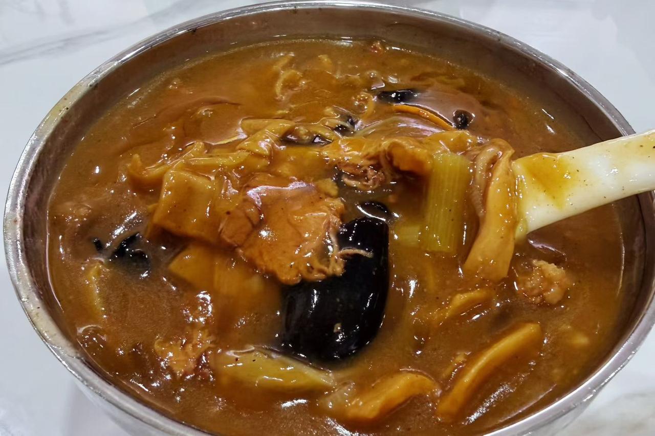 一碗胡辣汤

这碗胡辣汤色泽浓郁，汤汁中可见木耳、肉块与面筋等丰富配料，是河南地