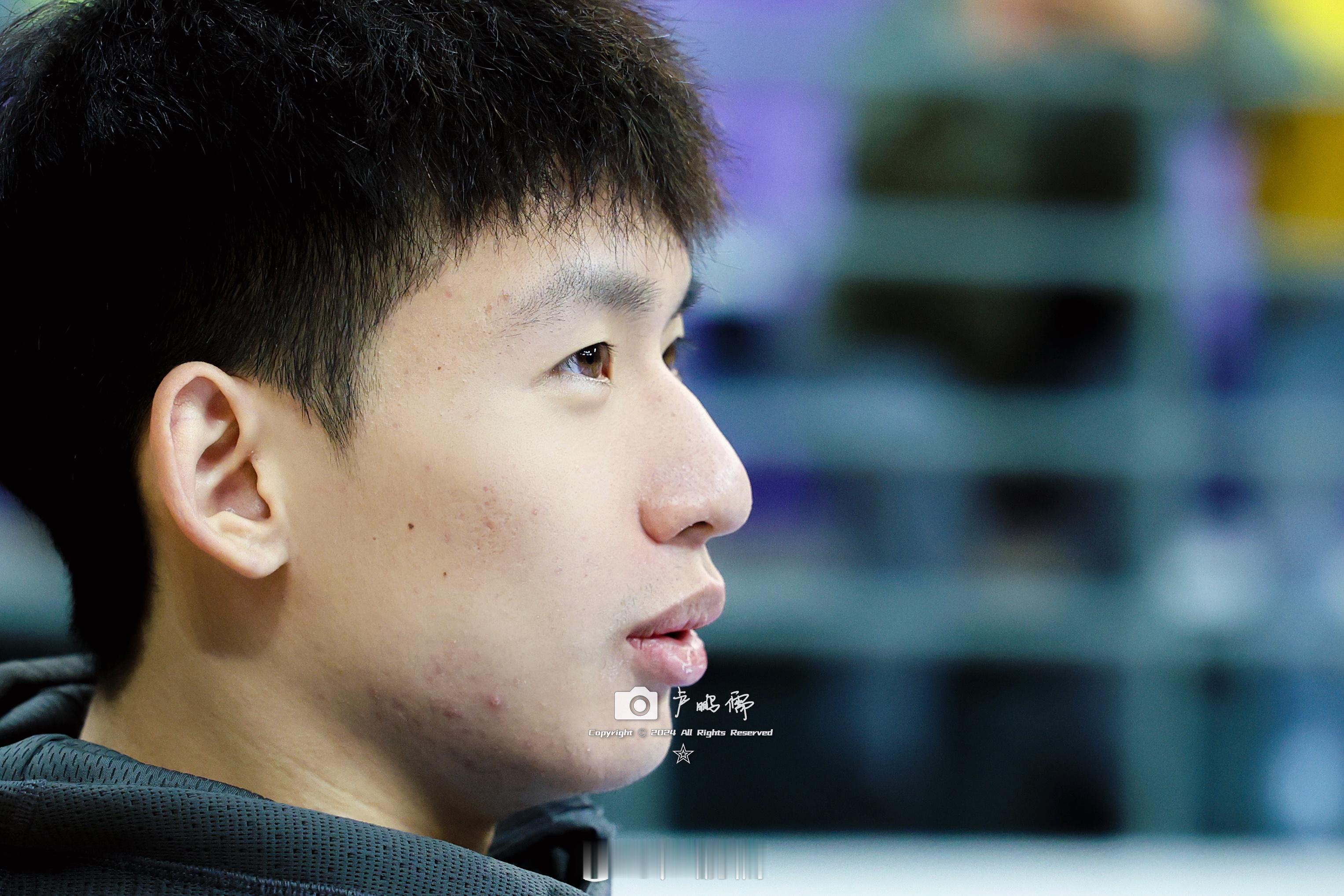 杨芮侧颜特写来啦！这是看到啥了这么吃惊🫢#有篮无界心潮无限##cba季前赛##