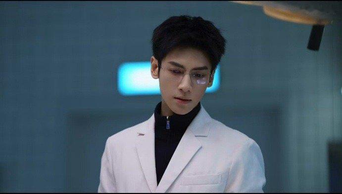 罗云熙白大褂金丝眼镜鲨疯了 现代剧造型太蛊人了，挽起的袖口显露办案利落，金丝眼镜