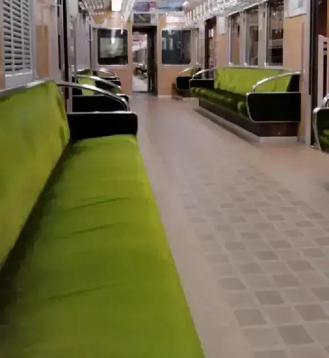 果不其然。日本各地的酒店和商家突然宣布了：中国游客的团体订单连番取消，热门景点人