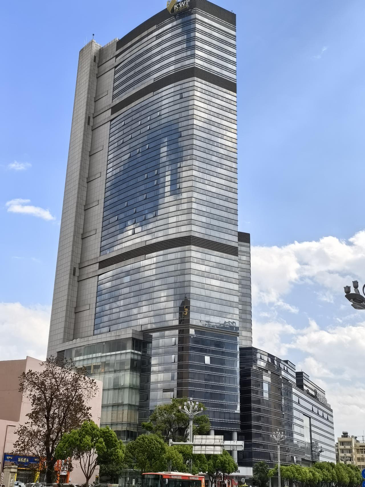 建于27年前的昆明佳华广场酒店，就算是放在今天也不过时。
昆明佳华广场酒店于19