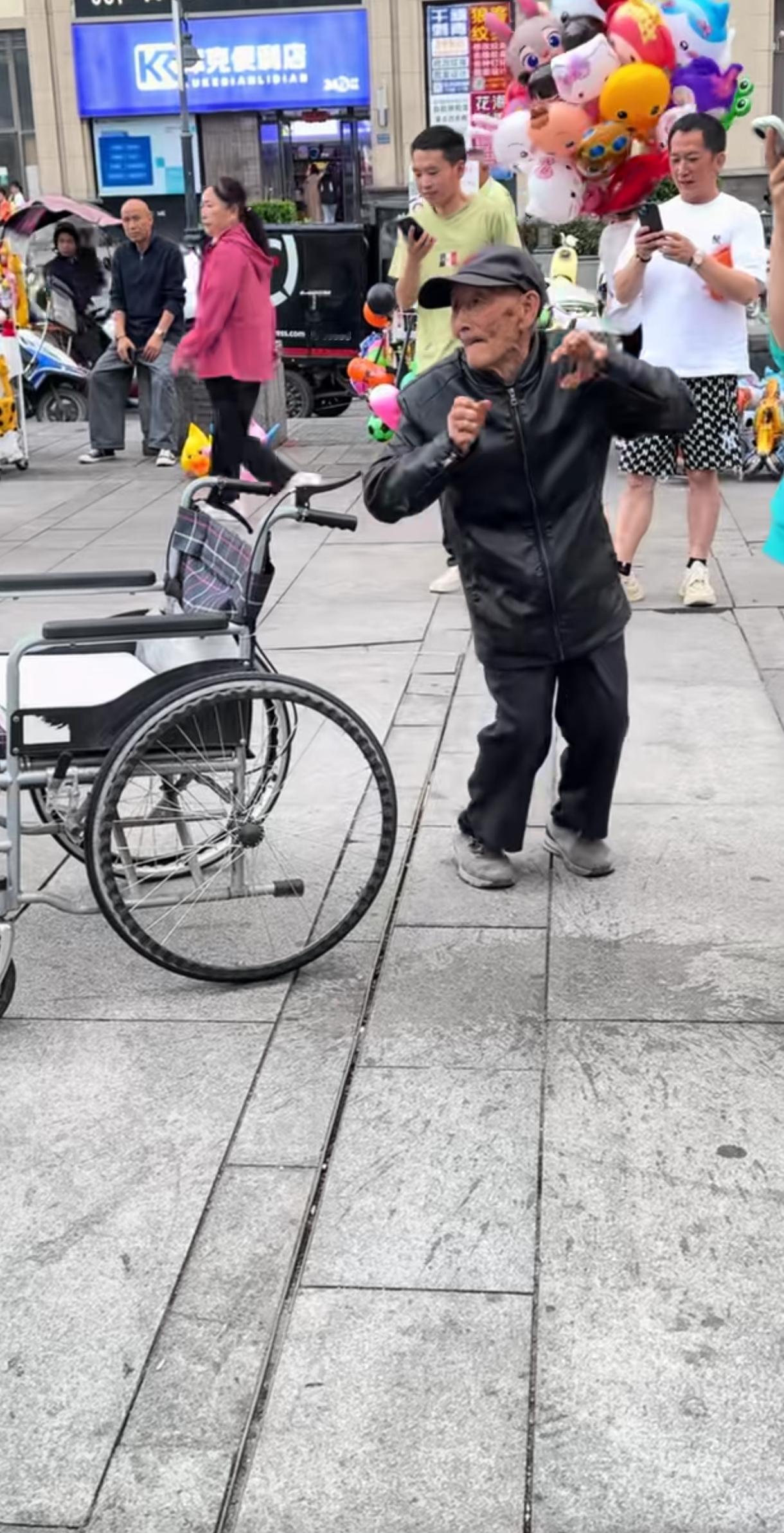 多年的轮椅生活，骨科专家都已经素手无策了，全家以为他的后半生只能与轮椅为伴了。可
