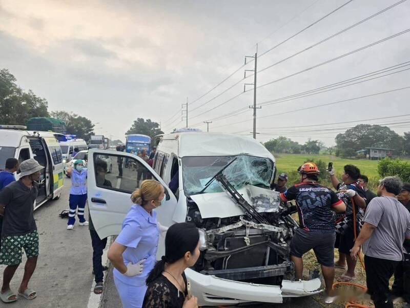 惊魂上学路！泰国两车相撞致25名学生受伤 现场哭喊不断海外新鲜事ai热点共创计划