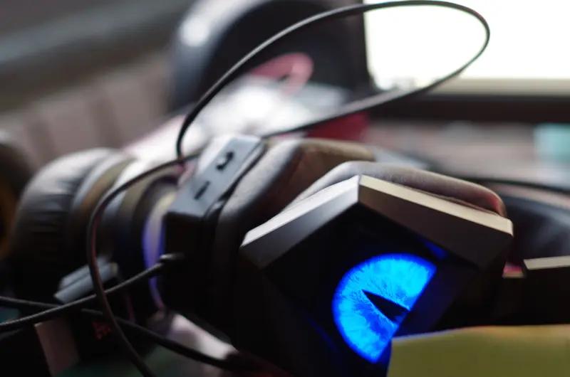 HiFi大厂做游戏耳机，居然把RGB全砍了
藏在电竞外设圈的冷门宝藏，90%的游