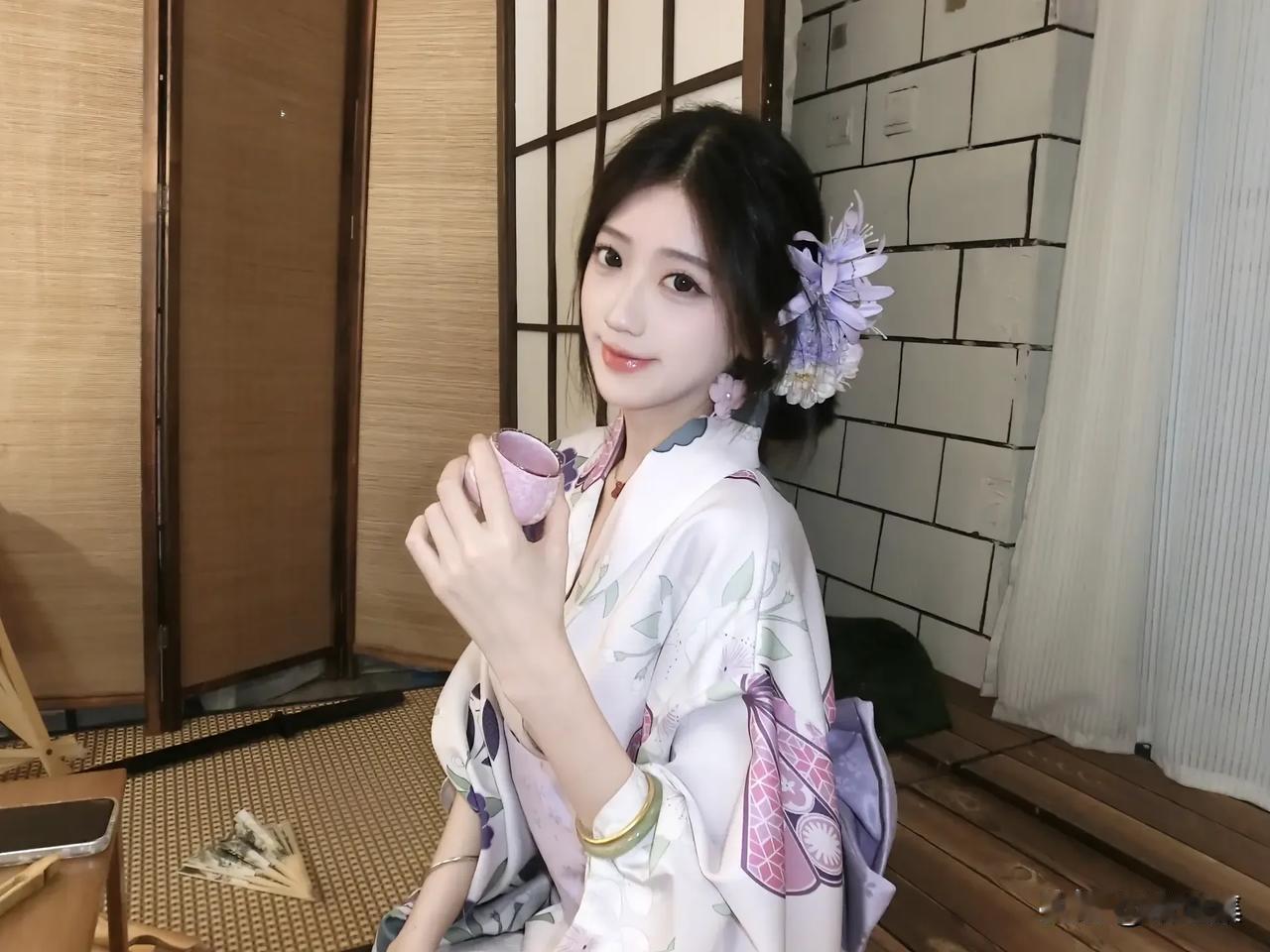 和服少女品尝抹茶，静谧日式庭院