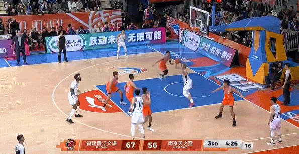 防守端太上头！马内克假动作点飞邹阳，后者起跳犯规，个人第4犯入账！更要命的是，4