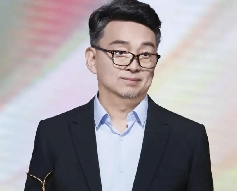 游智超之前可以代表游本昌去领奖，就告诉大家游本昌其实也很重视儿子，没有跟儿子生疏