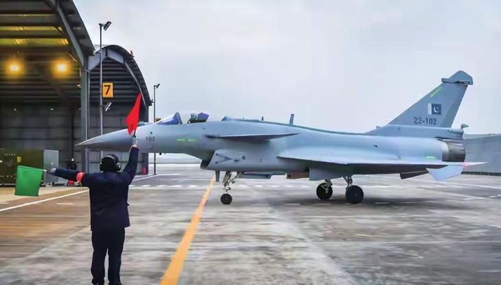 巴基斯坦与中国协商120亿美元国防大单，40架歼-35隐身战机，目标根本不是印度