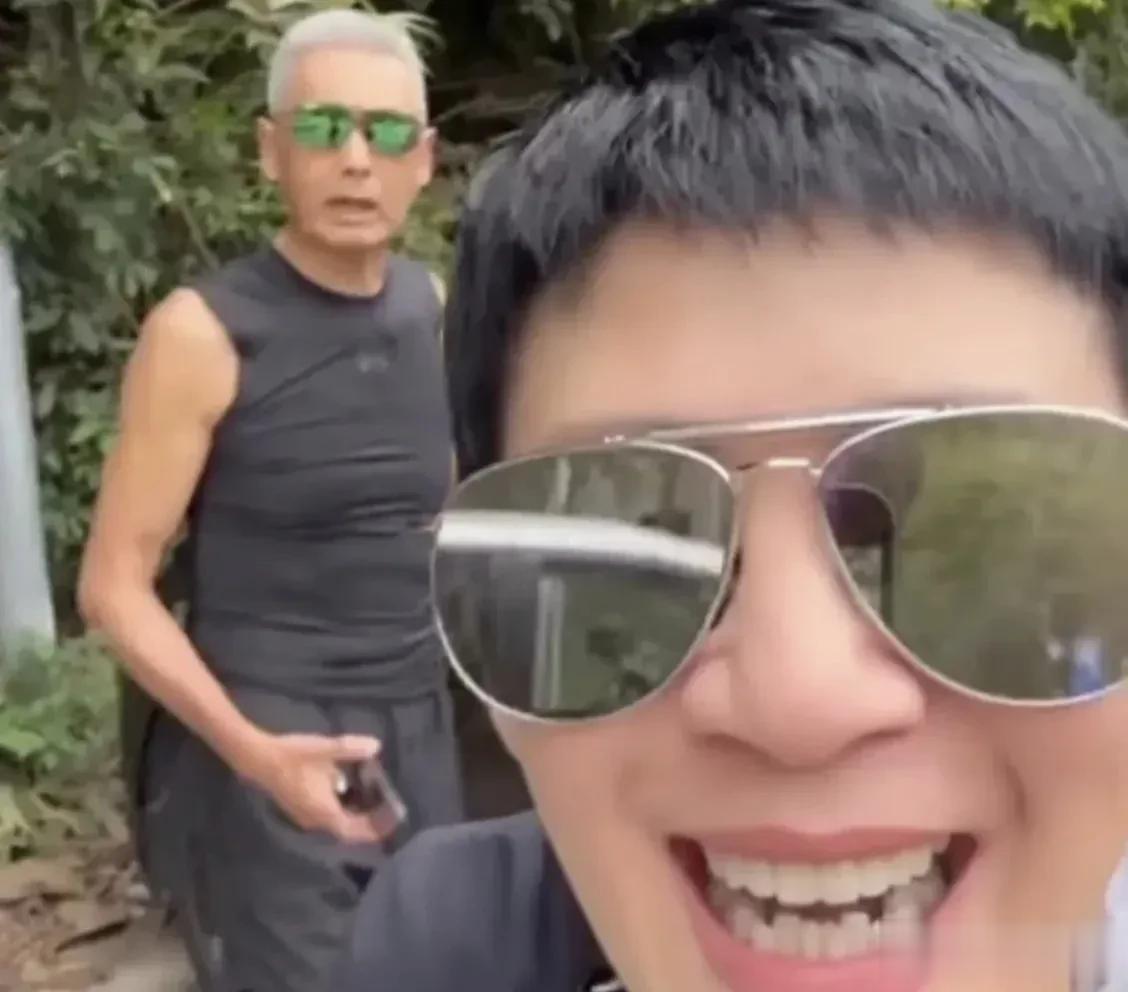 近日，吴君如晒出与发哥周润发一起跑步的照片，发哥喜欢跑步在香港是出了名的，从照片