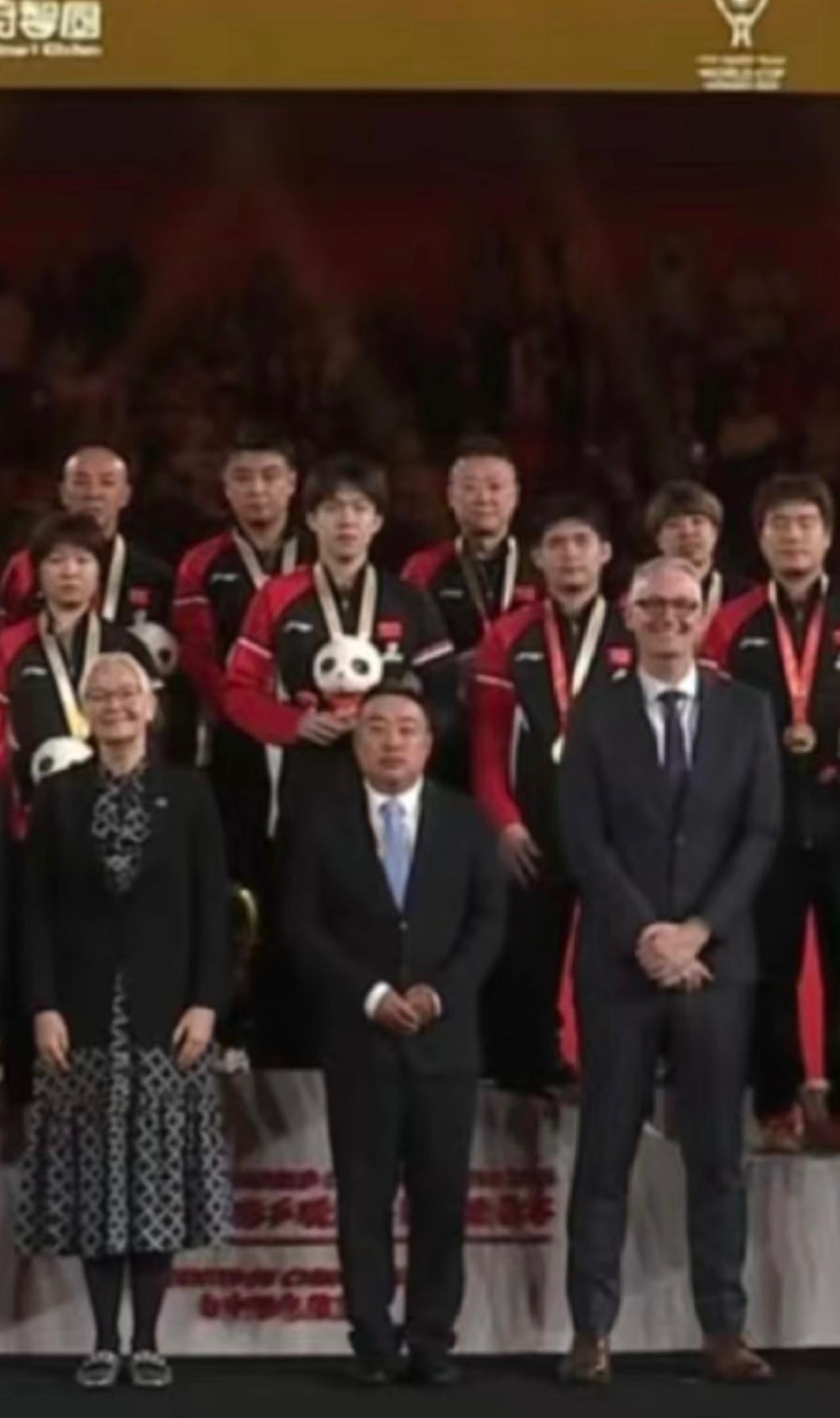 刘国梁给成都混团冠军中国队颁奖——就像穿越时空 倍感亲切！
12月7日，成都混团