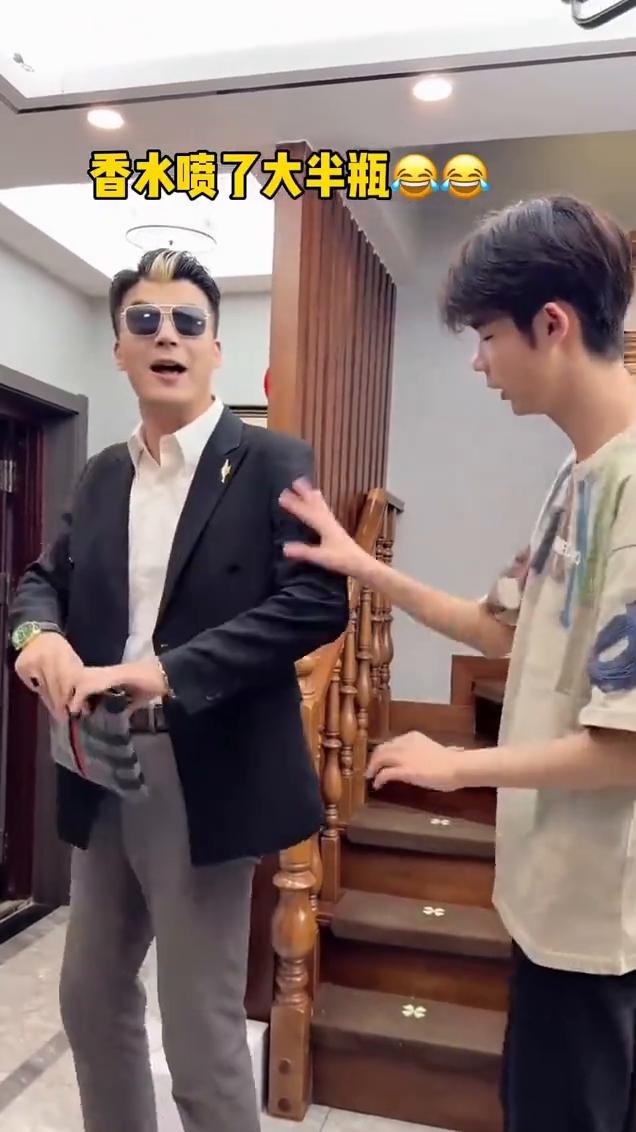 香水喷了大半瓶，这货同学聚会我说什么也不听。
儿子给创造的大惊喜，打扮了大半天，