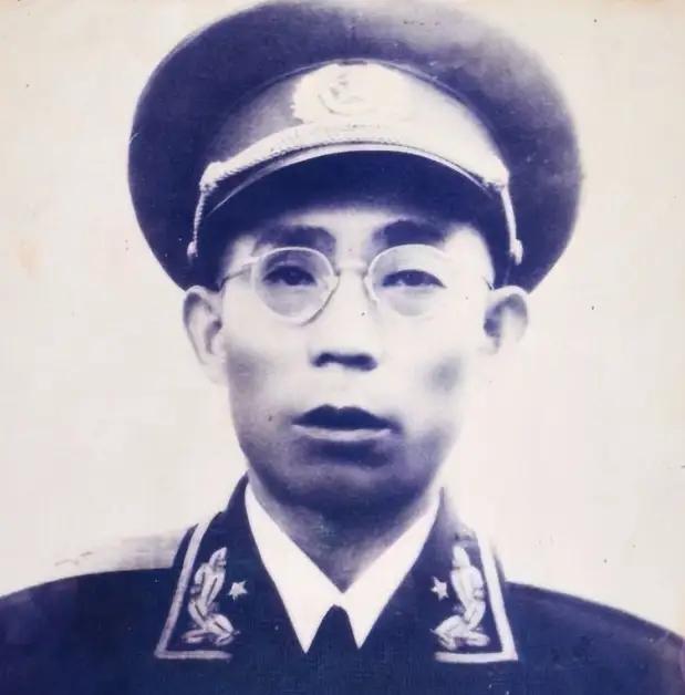 1932年，红军连长打了胜仗，缴获了一头猪，炊事班长私自吃掉了猪的内脏，却被连长