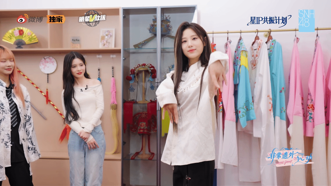 SNH48的粤剧DNA动了粤剧的精髓全在神态里！抬手、回眸、亮相、定腔，每一个细