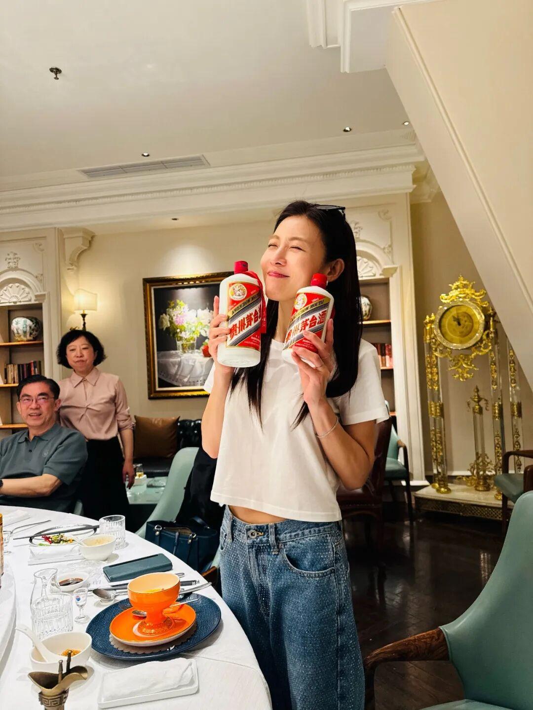 最近，47岁的韩国女星河智苑（하지원 Ha Ji-Won）通过社交媒体示爱茅台。