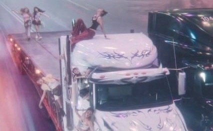 实时引发网友讨论的IVE回归MV出现神似aespa标志性的Logo ​​​