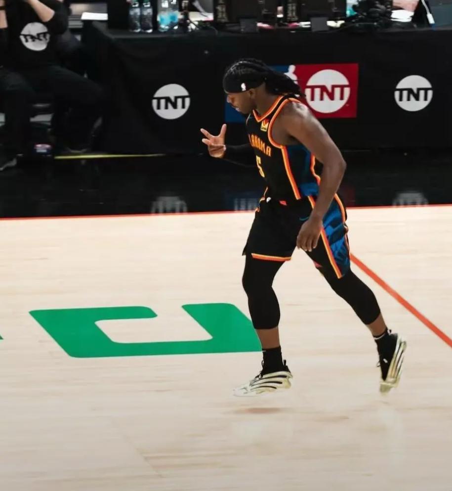 多尔特打球很“脏”，小动作犯规很隐蔽，让裁判看不见，或看不清，看不准，或者有意避