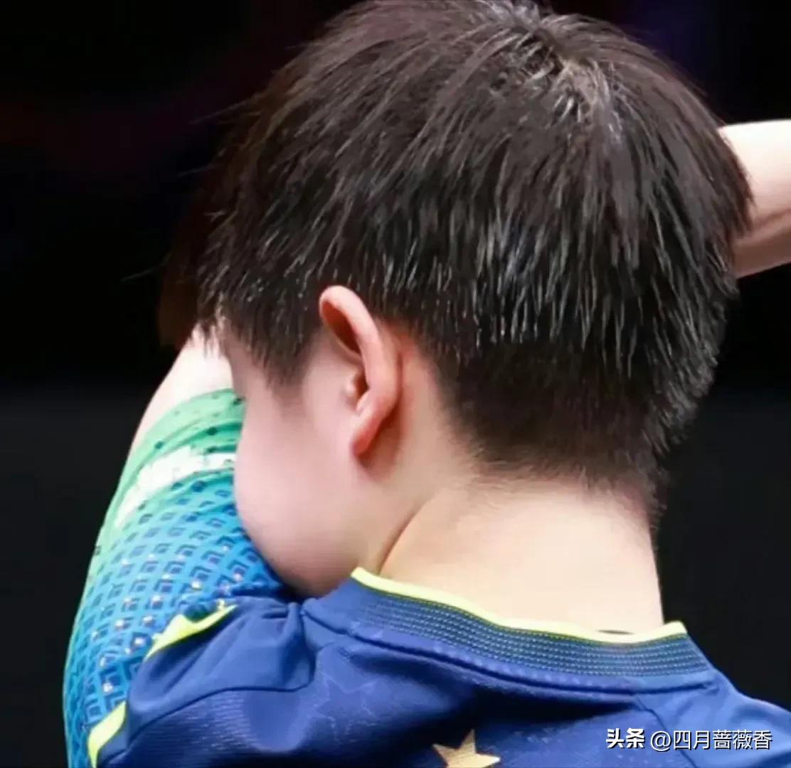 莎宝太可爱了，连后脑勺都可以这么漂亮，湿漉漉的头发映衬得皮肤更白，给人奶嘟嘟的感