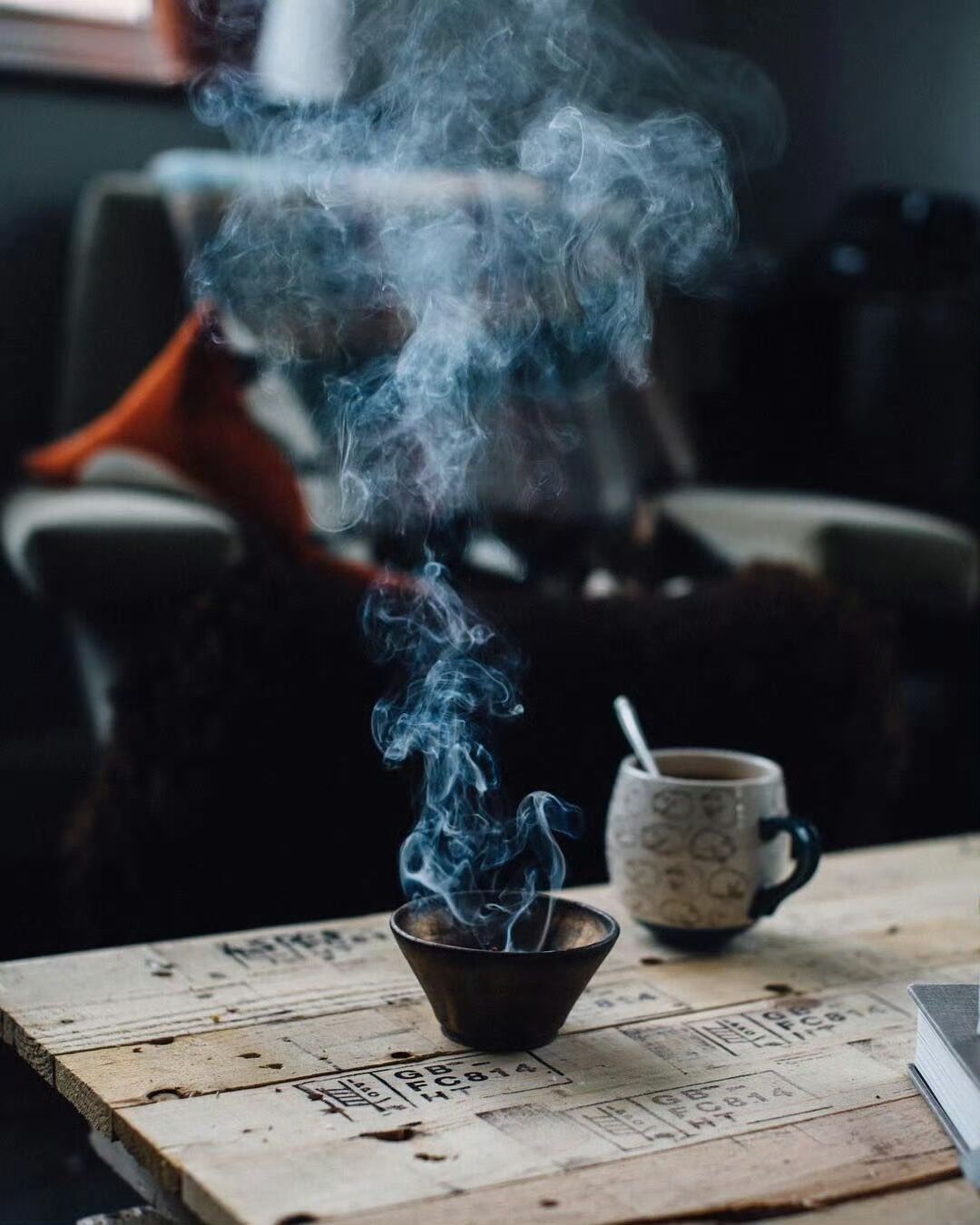 常自省，勤修心，烟火俗世，知足释怀，坦荡温柔。身在红尘，心无杂念，平凡度日，便是