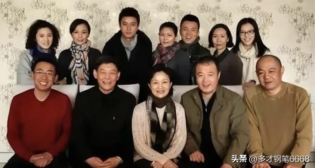 早些年明星的合影老照片里，一眼就认出了坐在C位的刘莉莉，她饰演的婆婆形象比较深入