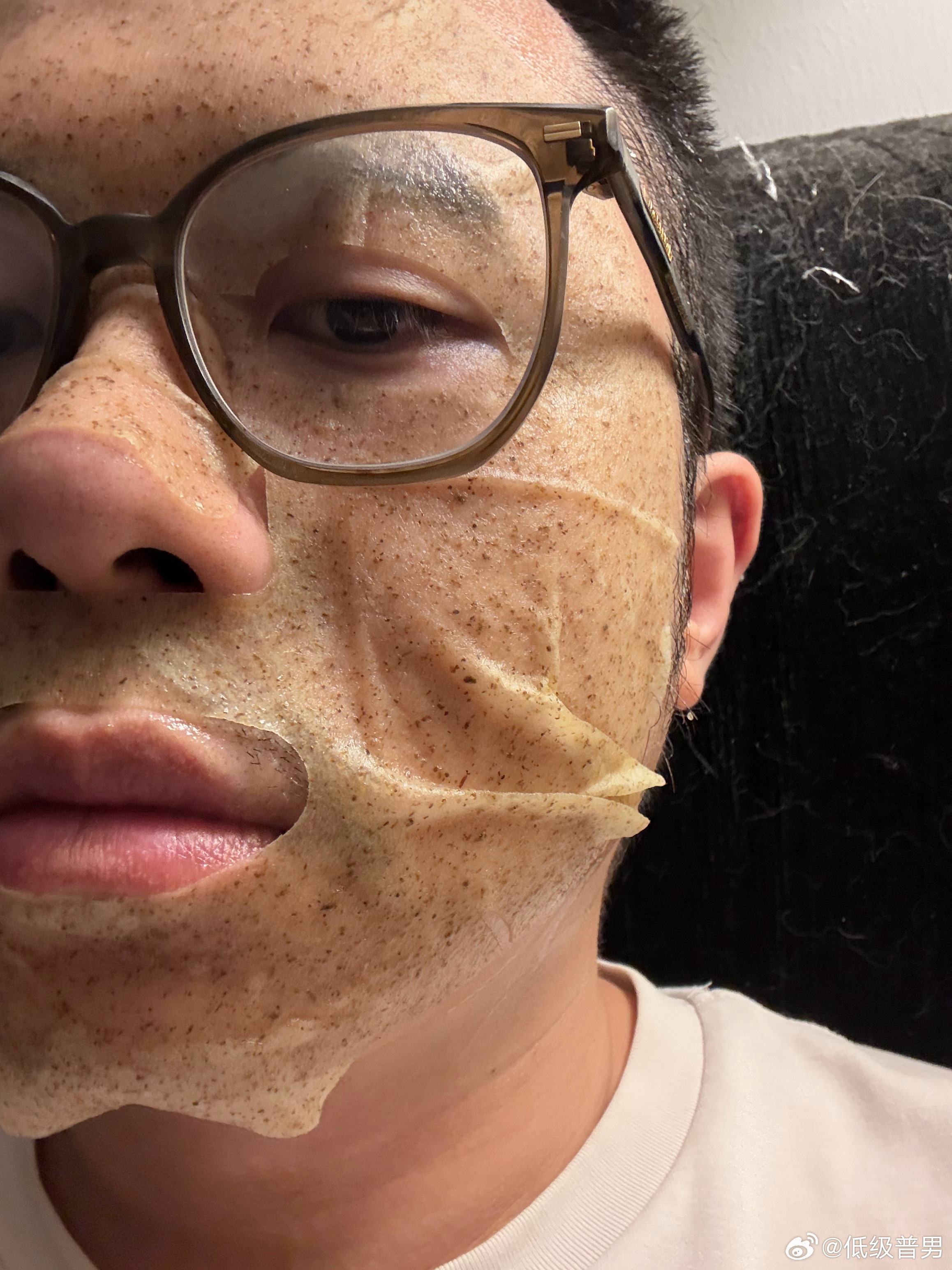 好大的中药味好像在自学中医但是敷起来冰冰凉凉的很舒服 