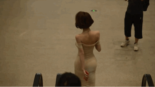 你能认出这是谁的背影不？摇曳生姿具像化了！