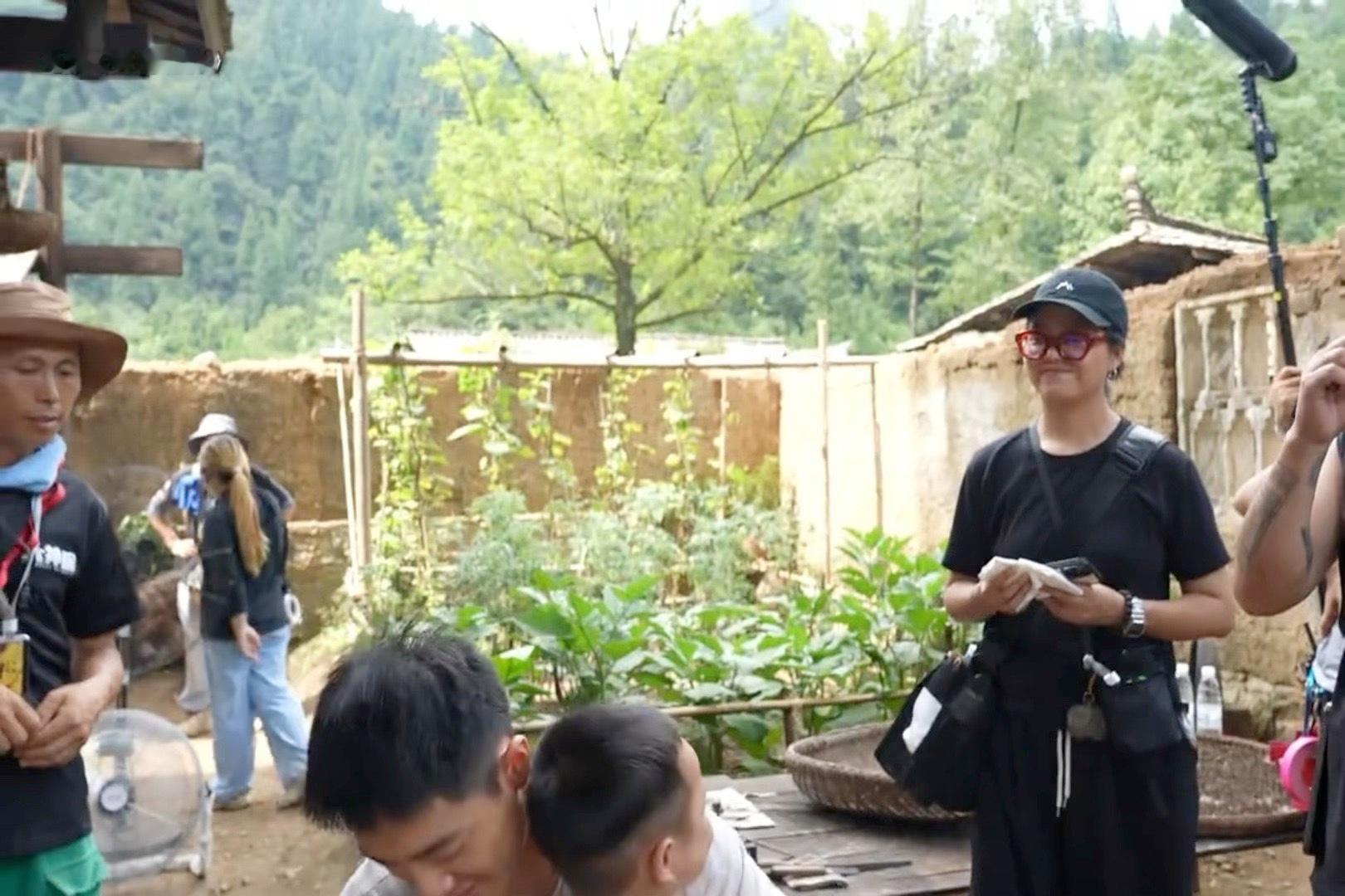 哈哈哈哈两个调皮鬼 