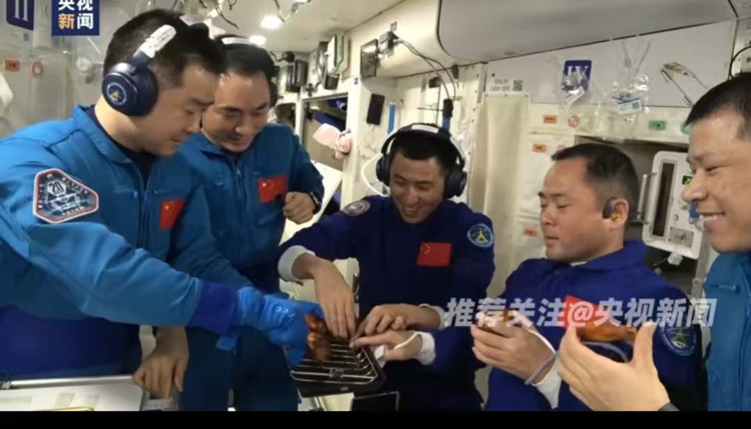 在太空已经可以烤鸡翅吃啦[笑cry][笑cry][笑cry] ​​​