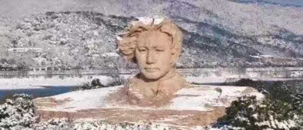 雪中的毛主席显得格外雄伟壮观！