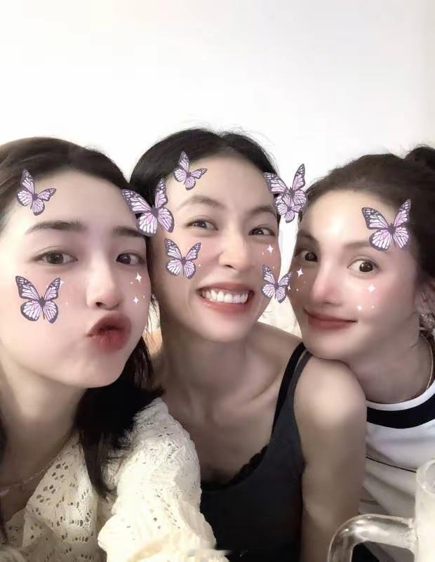 金晨在社交媒体上晒出与周雨彤、邓恩熙的合照。她配文“这三个人”，并询问大家是否吃