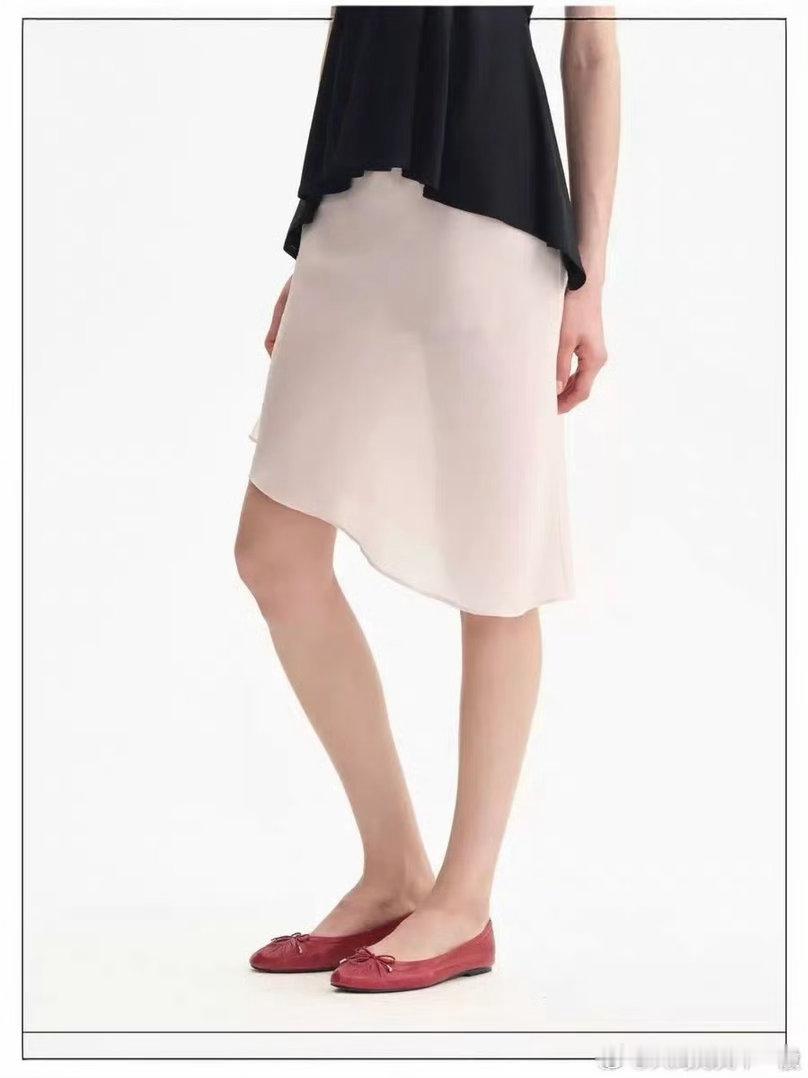这条裙子我研究了三套特别好看的穿搭，通勤、赶路、约会，等我下飞机我就发 包括饰品