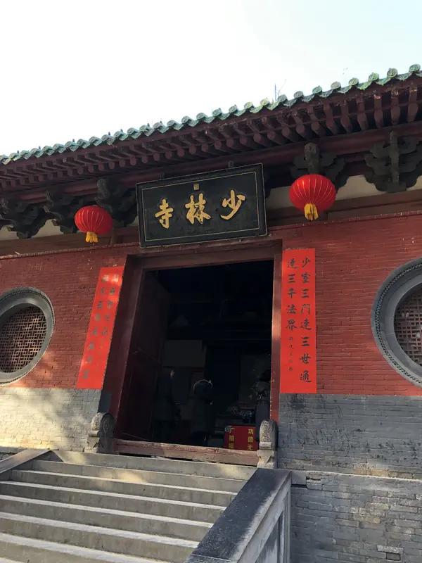彼时娱乐方式稀缺，看电影算得上是极为盛大的消遣。许多人挤在露天广场，即便站着看完