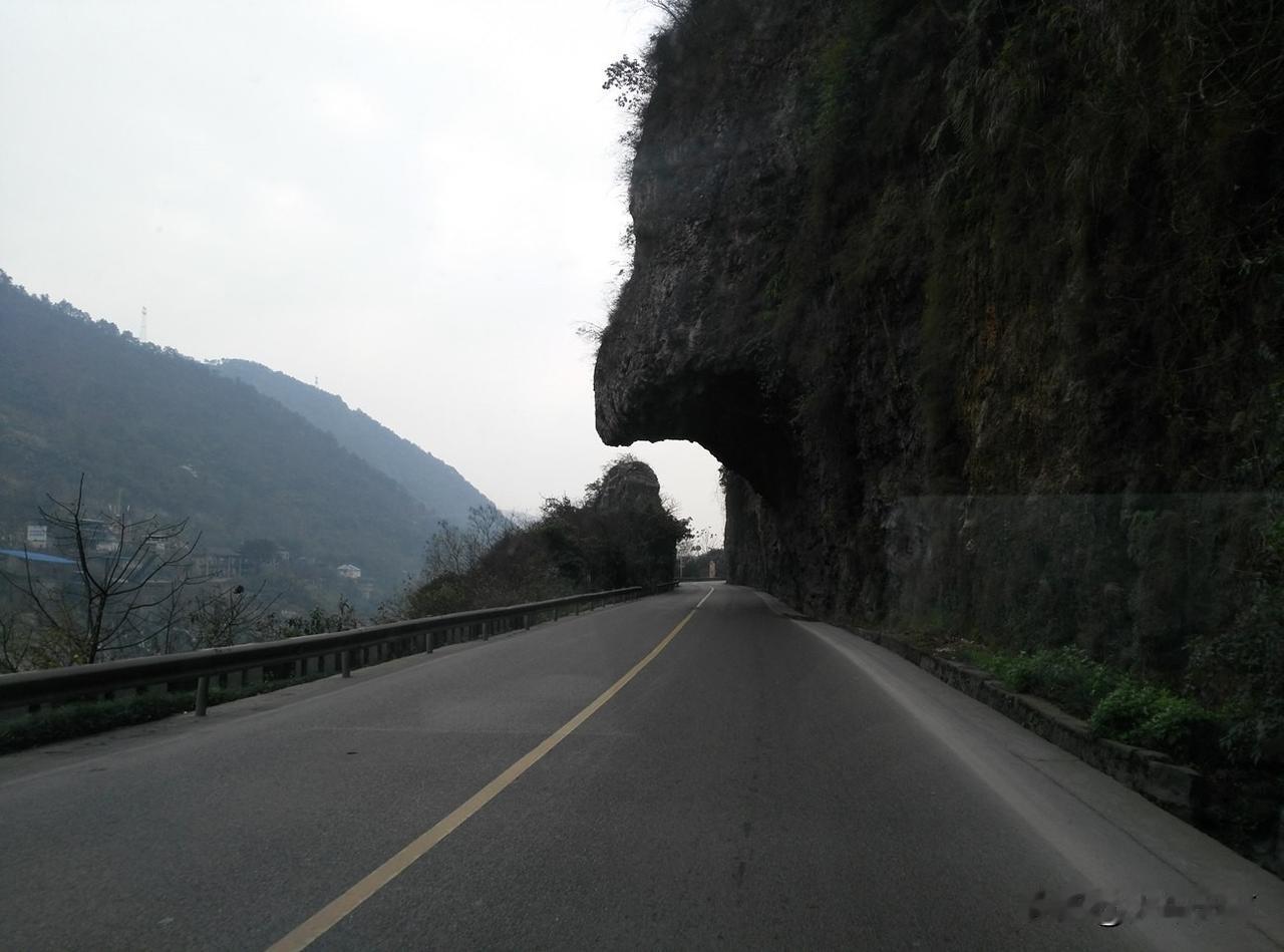 2018年坐公交车经过北碚观音峡鹰嘴岩所拍，那天天气比较阴，拍出来的效果一般。四