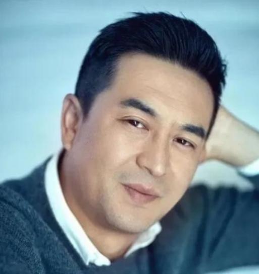 张嘉益的前妻杜珺，当年面对媒体毫不客气，怒斥：他之所以娶我，就是想利用我，靠我父